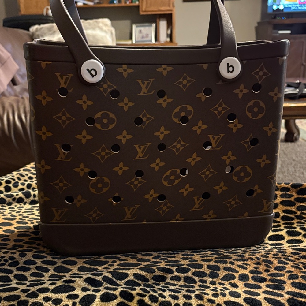 Very cute inspired beach bag. Like new.